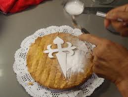 membubuhkan gula pada Kue Santo Yakobus untuk membentuk tanda salib